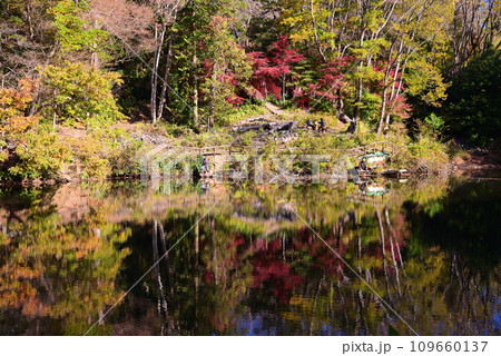 湖面に映る紅葉が美しい震生湖の秋 湖面に映る紅葉が美しい震生湖の秋 109660137