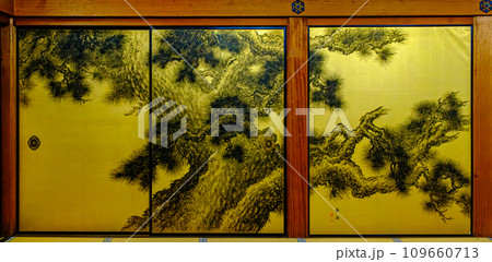 京都、金戒光明寺の松の間襖絵 109660713