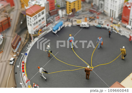 町と繋がれたビジネスマンたち AI生成画像 町と繋がれたビジネスマンたち AI生成画像 109660848