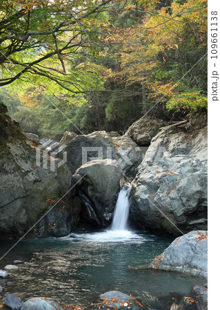 秋の滝の風景 秋の滝の風景 109661138