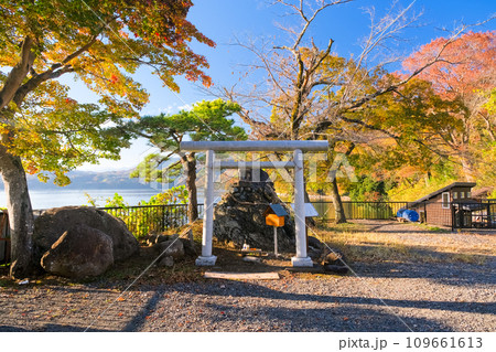 神奈川県相模原市 秋の相模湖、御供岩 神奈川県相模原市 秋の相模湖、御供岩 109661613