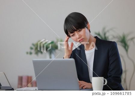 体調が悪く顔をしかめるビジネスウーマン1 109661785