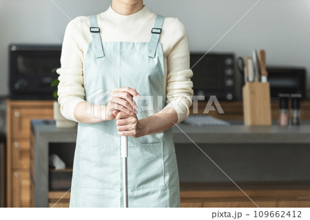 エプロン姿で立つ女性 109662412