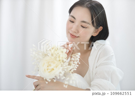 白い花束を持つ若い女性 109662551