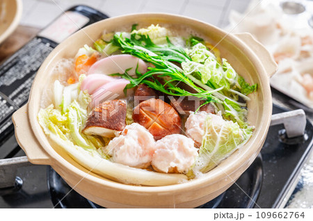 沸騰してきた鶏つくね鍋 109662764