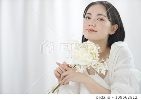 白い花束を持つ若い女性 109662812
