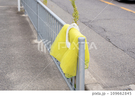 柵にかけられたゴミネット 109662845