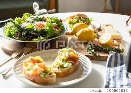 テーブルに並ぶおしゃれな料理 テーブルに並ぶおしゃれな料理 109662858