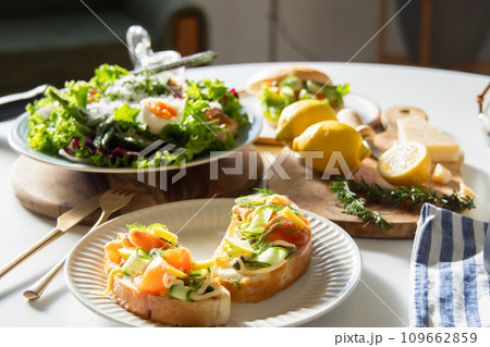 テーブルに並ぶおしゃれな料理 109662859