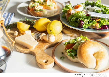 テーブルに並ぶおしゃれな料理 テーブルに並ぶおしゃれな料理 109662866