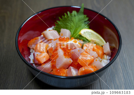 美味しい海鮮丼 109663183