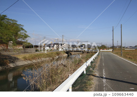 みやま市のクリークを行く鹿児島本線811系電車 109663440