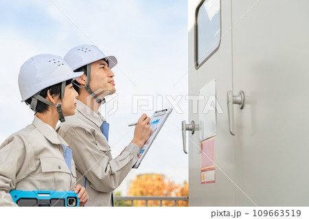 変電設備を点検する技術者 109663519