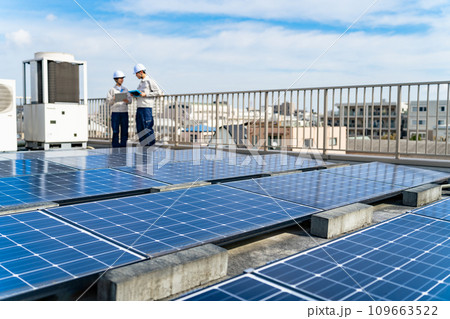 ソーラーパネルを点検するエンジニア 太陽光発電 ソーラーパネルを点検するエンジニア 太陽光発電 109663522