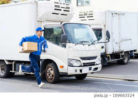 荷物を持って走るセールスドライバー　配達員 109663524