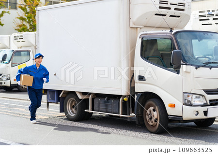 荷物を持って走るセールスドライバー　配達員 109663525