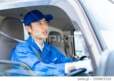 イライラする男性ドライバー　デリバリースタッフ 109663528