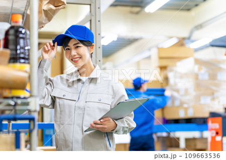 倉庫の在庫確認をする作業員 109663536
