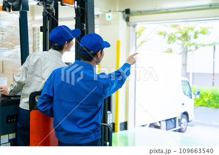 フォークリフトを運転する作業員 109663540