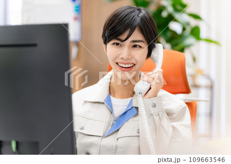 オフィスで電話応対する従業員 オフィスで電話応対する従業員 109663546