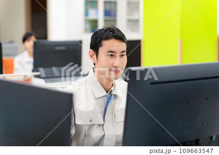 オフィスで仕事する作業員 109663547
