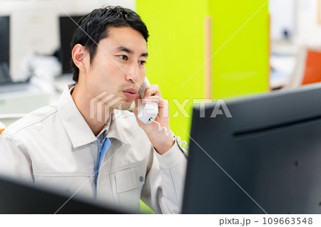 オフィスで電話応対する従業員 オフィスで電話応対する従業員 109663548