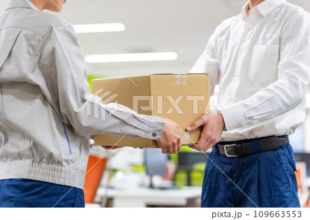 荷物を受け渡す作業員 109663553