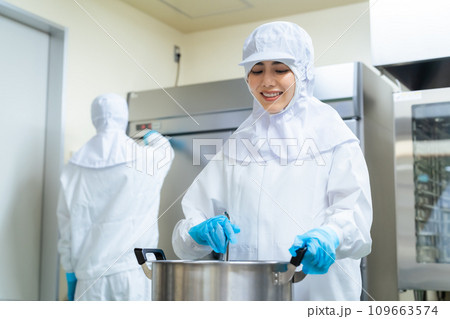 厨房で調理する白衣の女性 厨房で調理する白衣の女性 109663574
