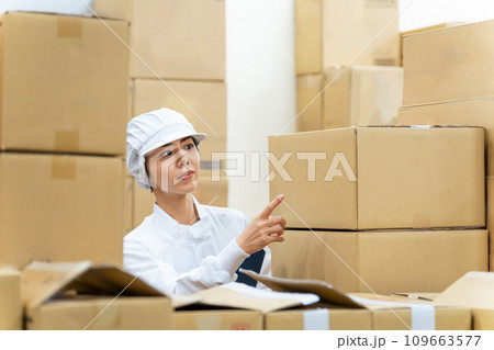 倉庫で商品をチェックする白衣の女性 109663577