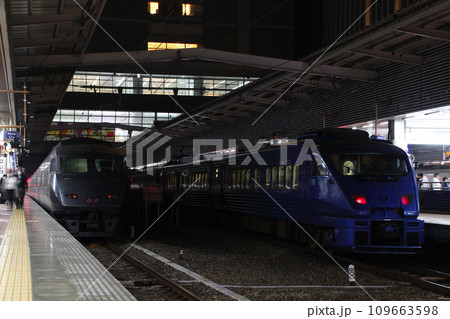 博多駅に停車中の特急かもめ・特急ソニック 109663598