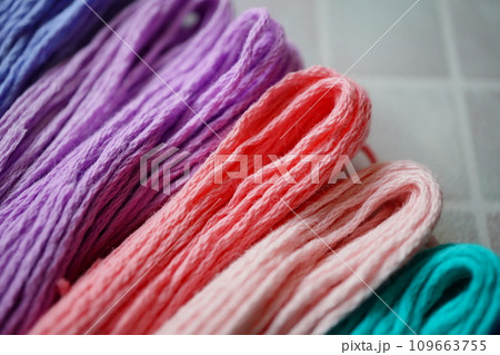 淡い色の刺繍糸。 109663755