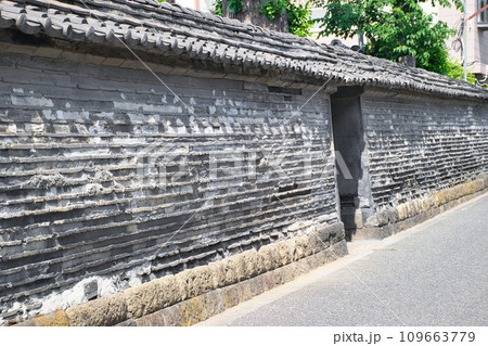 谷中　観音寺の築地塀（東京都台東区） 109663779