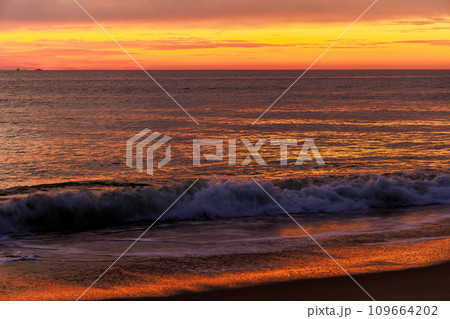 An early morning sunrise over waves ocean occurs during early hours of morning An early morning sunrise over waves ocean occurs during early hours of morning 109664202