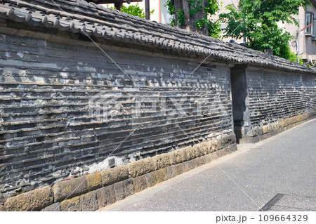 谷中　観音寺の築地塀（東京都台東区） 109664329