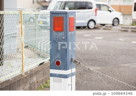 駐車場の電動チェーンゲート 109664346