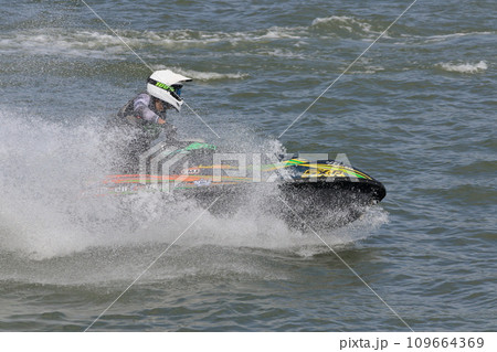 水しぶきを上げてターンするジェットスキー　マリンスポーツ 109664369