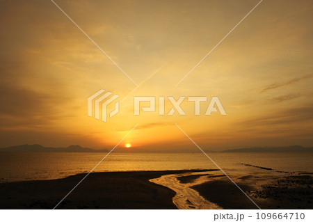 有明海の日の出の光景 有明海の日の出の光景 109664710