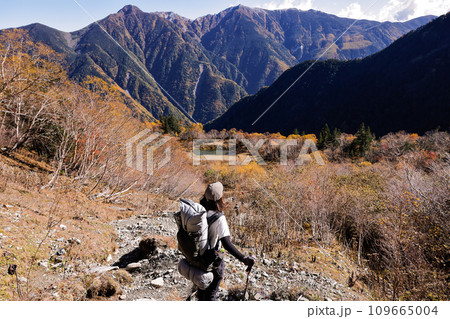 北岳登山する女性 北岳登山する女性 109665004