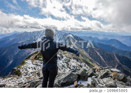 北岳登山する女性 北岳登山する女性 109665005