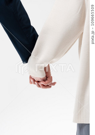 手をつなぐ男女 109665509