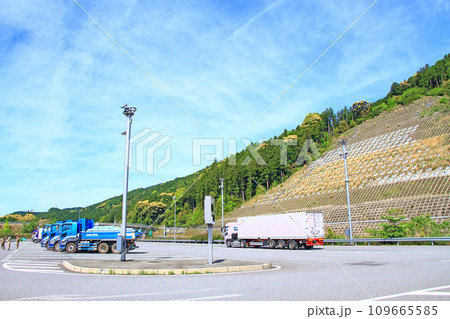 愛知県新城市、多くのトラックで賑わう長篠設楽原パーキングエリアの風景 109665585
