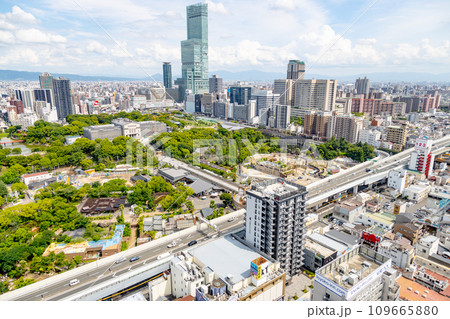 大阪の通天閣から見える風景　阿倍野方面の景色 109665880