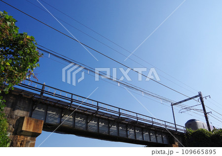 寝台特急サンライズ出雲号が鉄橋を渡る光景 109665895