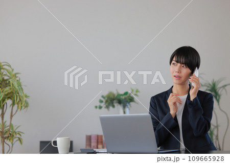 電話しながら気掛かりな点を思い出したビジネスウーマン1 109665928