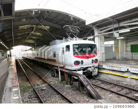 鶴見駅に停車中の「East i-E」 109665960