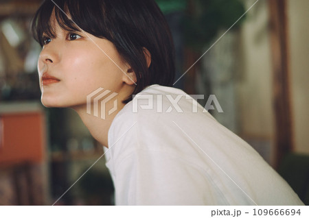 本を読む女性 109666694