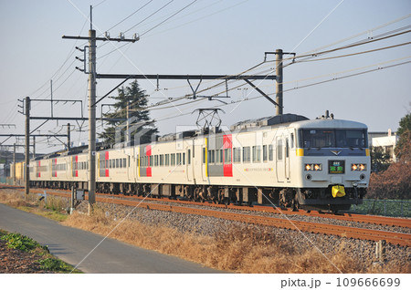 高崎線　岡部ー深谷　JR東日本　185系　OM06編成（大宮）　草津 109666699