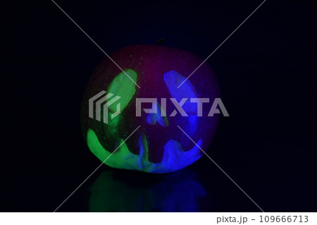 毒リンゴ黒バック 109666713