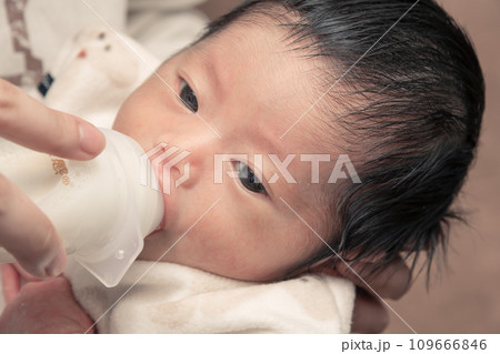 【新生児の赤ちゃん 哺乳瓶で授乳】 【新生児の赤ちゃん 哺乳瓶で授乳】 109666846
