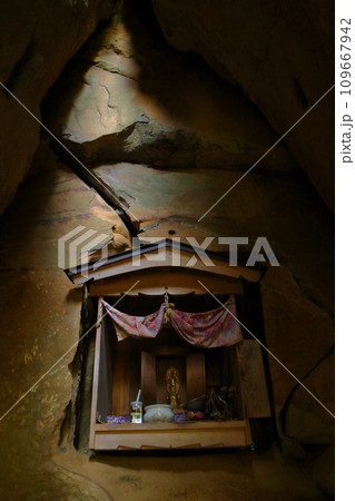 洞窟・岩陰に密かにあるほこら（祠） 109667942